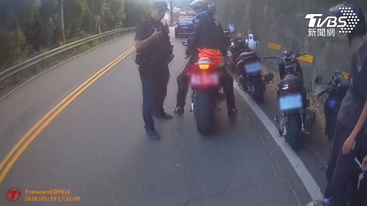 136縣道警持槍盤查　重機騎士怒了。(圖／民眾提供) 