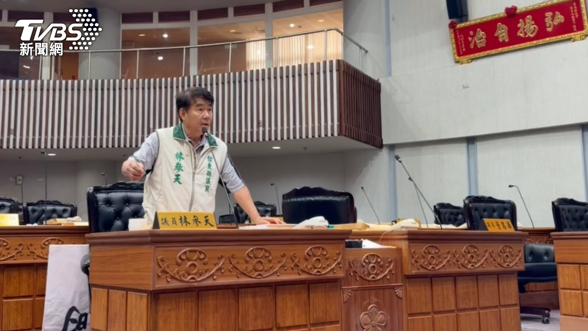 台東縣議員林參天砲轟縣府替財團開路，要求台東交通處、建設處兩處長說明。（圖／TVBS）