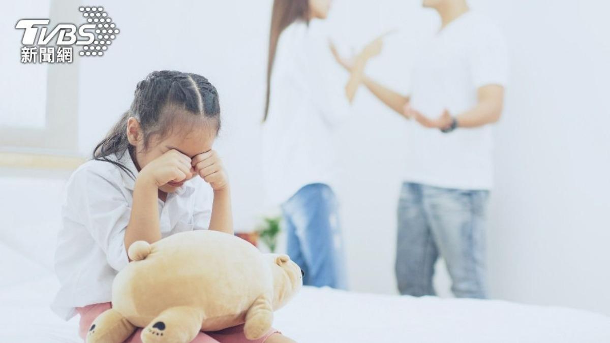 愛女玩耍被推倒 母怒「報復」大腿頂飛2歲女童 下場超悽慘