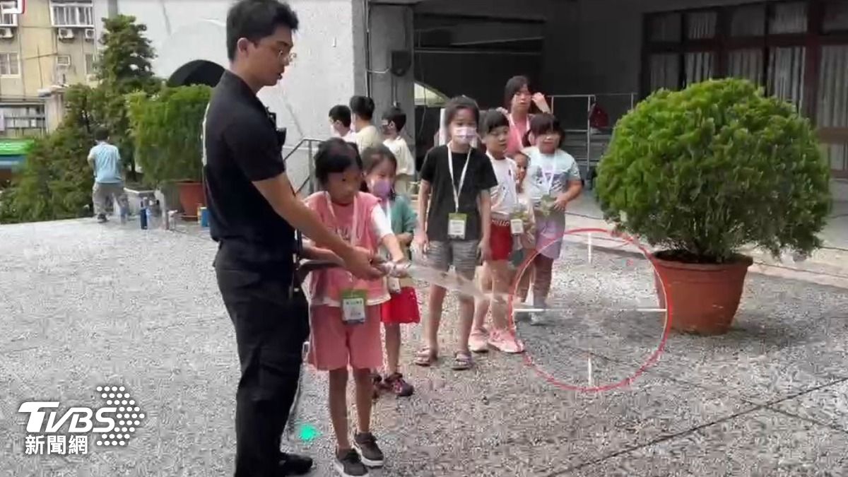 透過佈水線、模擬射水滅火等互動教具,用現身體驗的方式,讓防災教育更生動。(圖/新北市消防局提供)