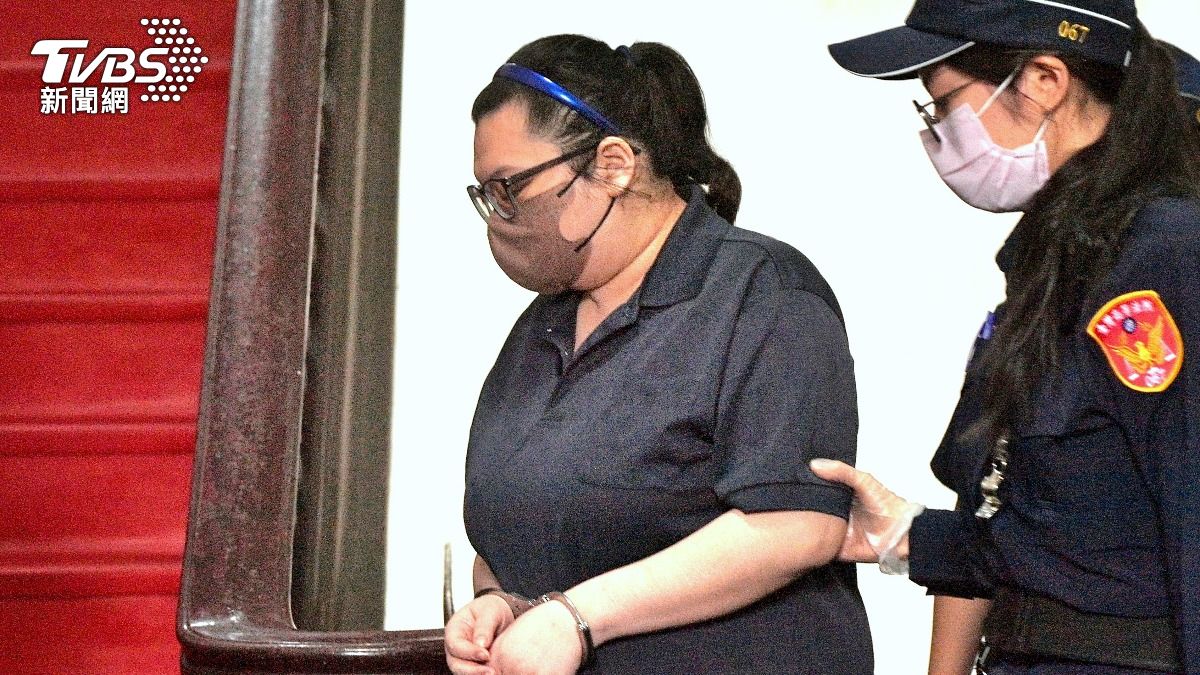 開車逃避臨檢殺警的女毒蟲陳嘉瑩高院出庭。(圖/胡瑞麒攝)