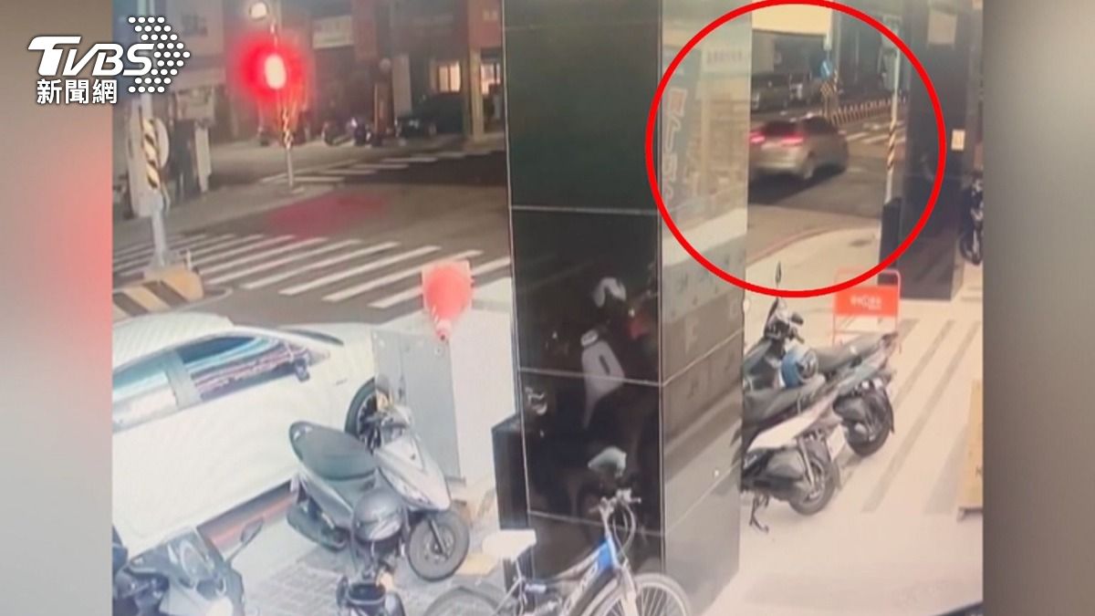 獨/撞完停3分鐘還是跑了!台中男猛撞3車 瑪莎拉蒂與2車主傻眼。(圖/TVBS)