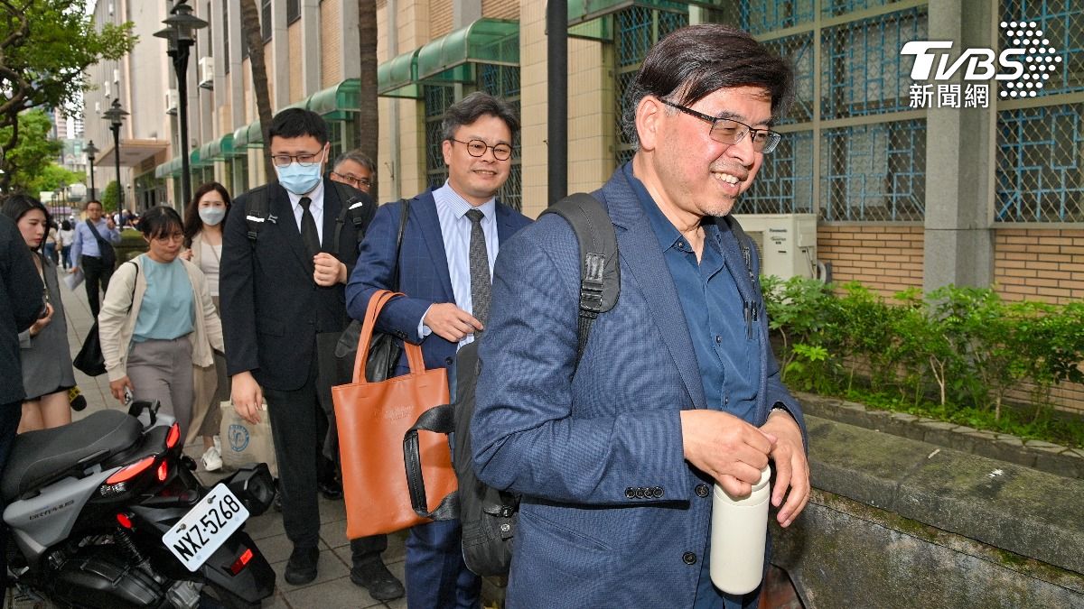 女毒蟲陳嘉瑩辯護律師團錢建榮律師(前)。(圖/胡瑞麒攝)
