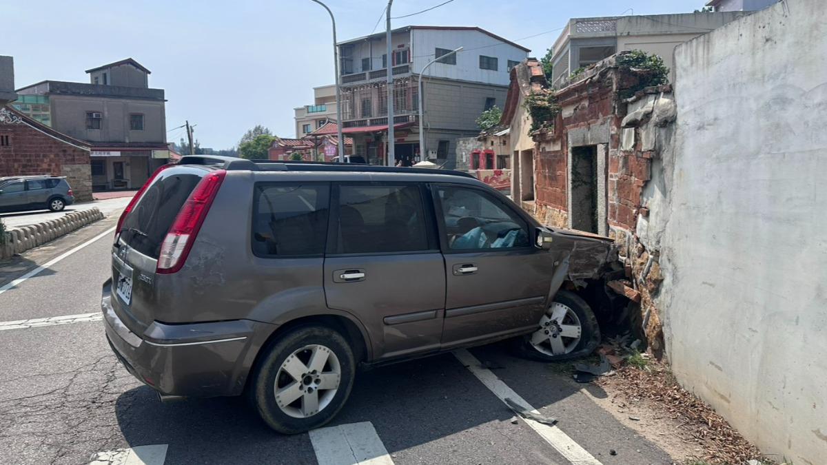 閃動物撞爛車頭還爆胎！金門男臉部掛彩　一驗竟還酒駕