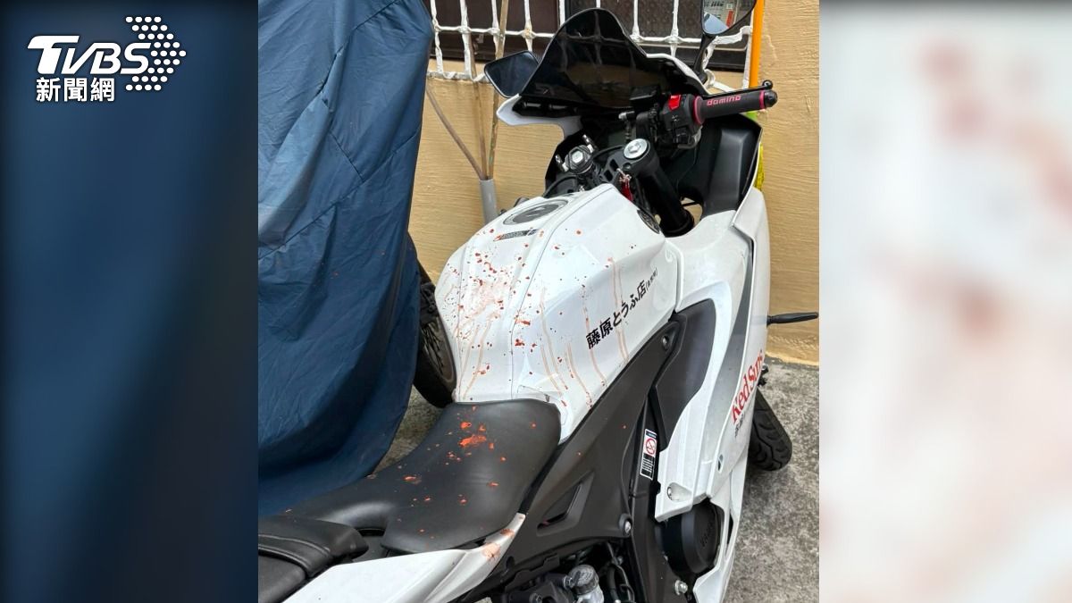 高雄三民區一名車主控訴自己的愛車遭潑檳榔汁,才牽一年多愛車全毀,曾經被對面住戶警告不能停車,深怕是遭到報復。(圖/TVBS)