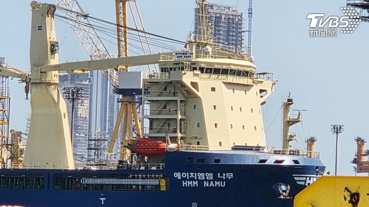 韓籍貨輪在荷姆茲海峽爆炸起火,南韓政府調查後認定,貨輪疑似遭不明飛行物攻擊。(圖/達志影像美聯社)