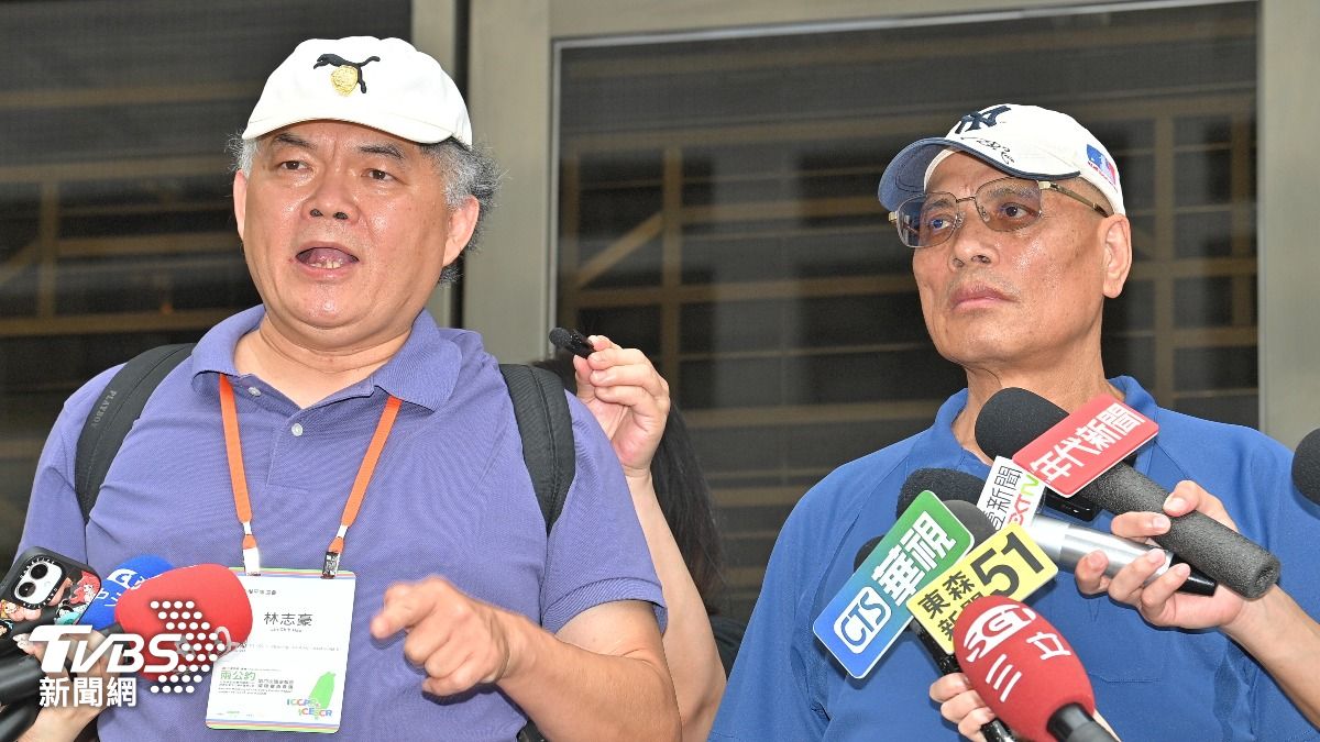 生命權平等協會理事長林志豪（左）、殉職所長家屬劉爸爸（右）。（圖／胡瑞麒攝）