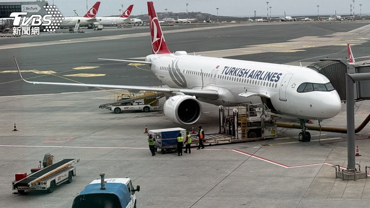 土耳其航空一架從伊斯坦堡飛往尼泊爾加德滿都的A330客機,在降落時,右側起落架突然起火冒煙。(圖/達志影像路透社)