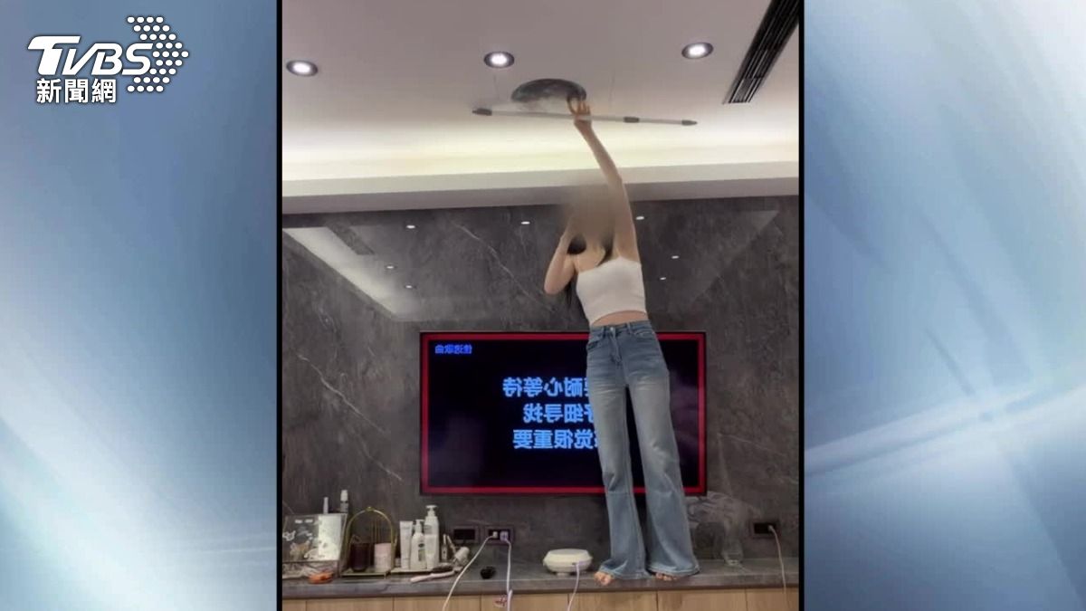 住戶受不了鄰居大聲唱歌,決定用麥克風反擊。(圖/當事民眾提供)