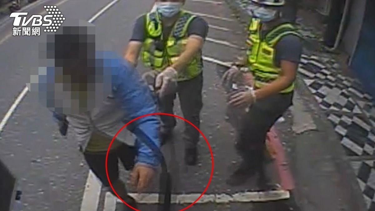 男子酒後失控，還想破壞救護車雨刷。（圖／TVBS）