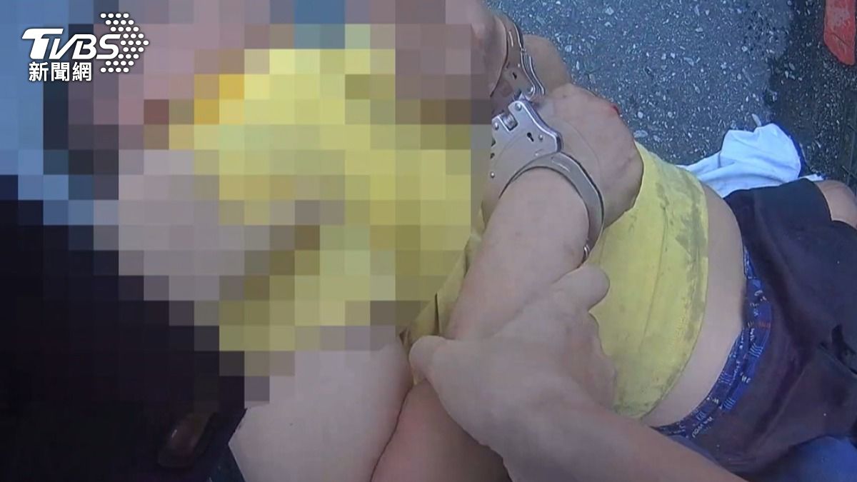 警方趕抵現場壓制吳男。（圖／TVBS）