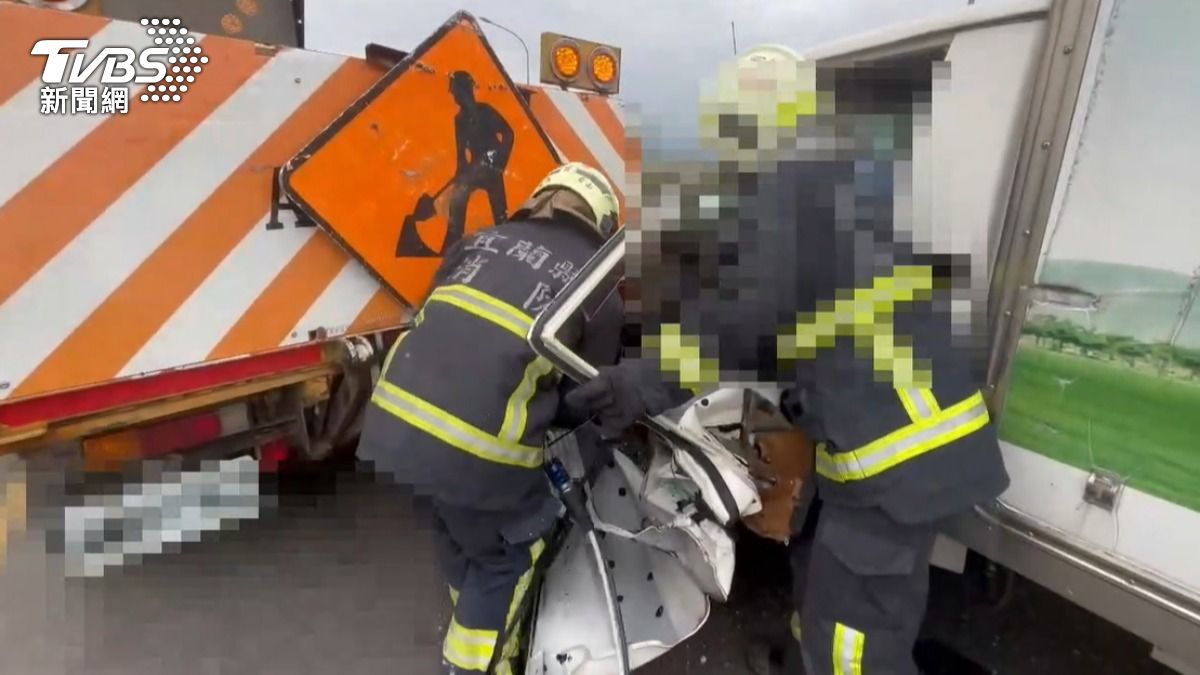 宜蘭今（11）日下午發生貨車追撞工程車事故，消防出動破壞剪將受困駕駛救出。（圖／TVBS）