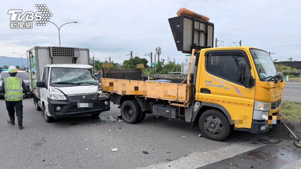 小貨車駕駛與另2名工人受傷,消防將3人送醫治療。(圖/TVBS)