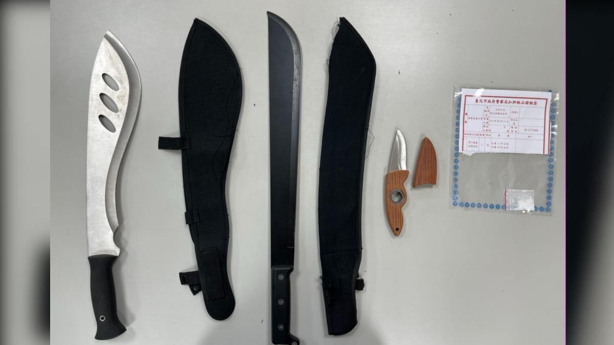 警方搜出黃男車上有開山刀2把、木柄短刀1把及K他命1包。(圖/警方提供)