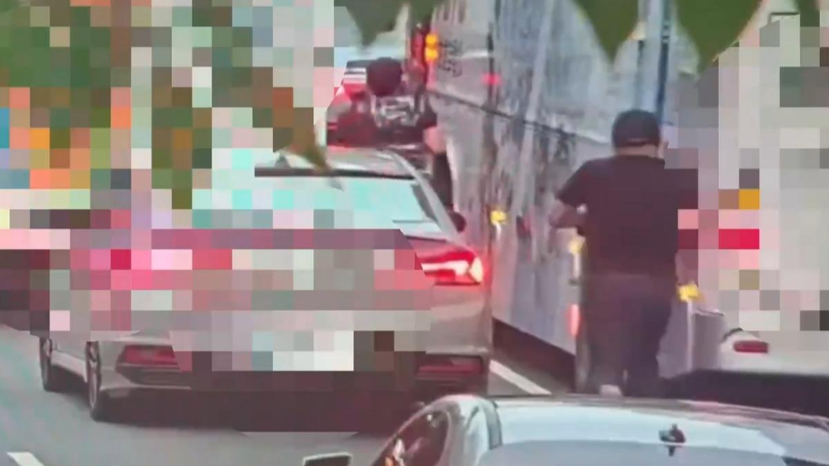 街頭驚魂！北市東區男子車陣中亮刀追人　警再搜出K他命
