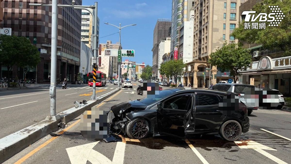 大立百貨前的自撞車禍,車頭嚴重毀損,還波及分隔島的路燈,但駕駛卻突然下車落跑。(圖/TVBS)
