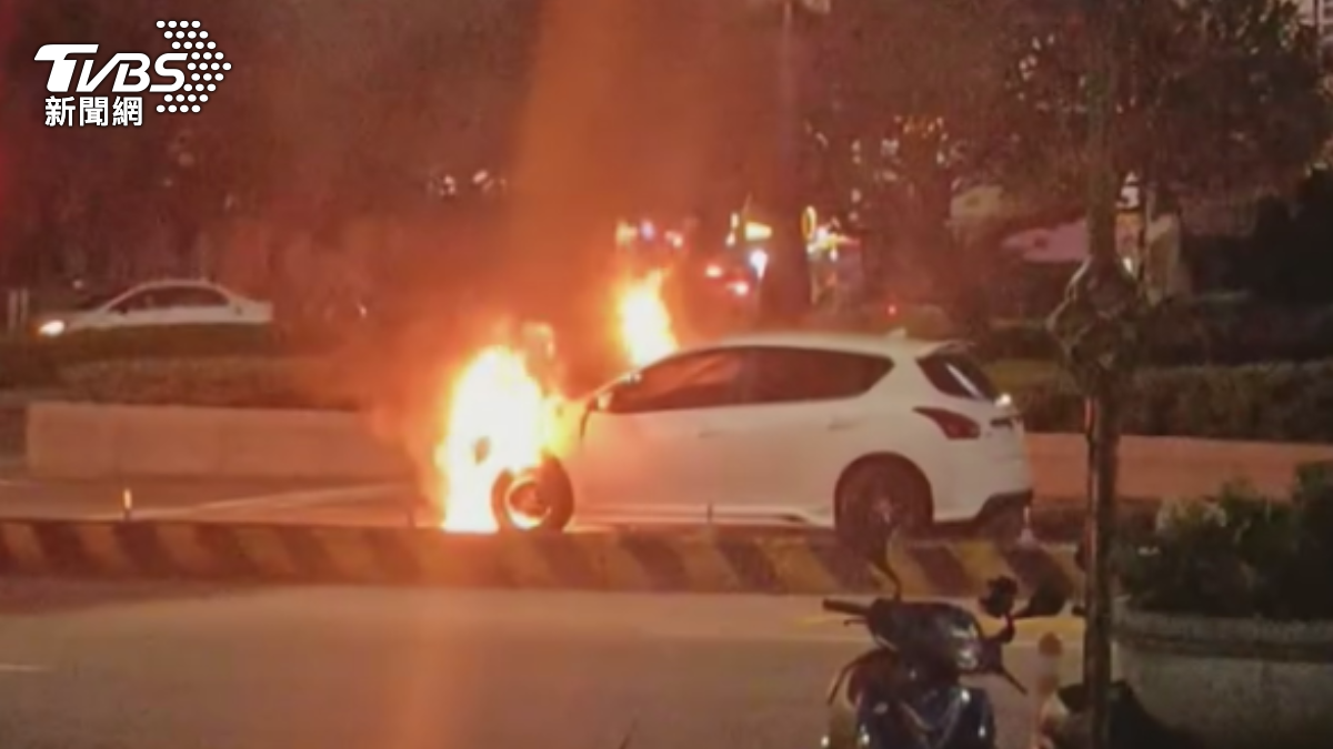 台中深夜火燒車!二手車停紅燈「引擎蓋竄火」駕駛驚險逃生