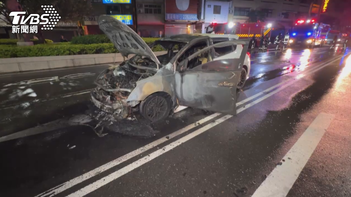 引擎蓋竄火!駕駛秒逃全車燒光光。(圖/TVBS)