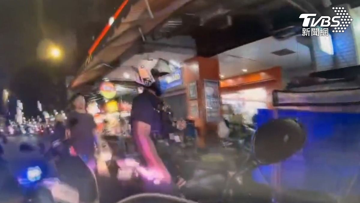 新北市政府警察局土城分局接獲報案後,立即派遣員警趕赴現場。(圖/TVBS)