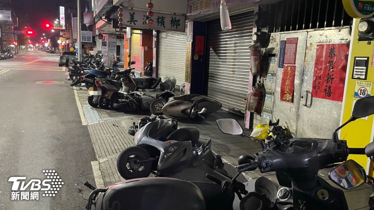 鄰近豆漿店的員工表示,當時聽到巨大的「轟隆」一聲,出來察看發現多輛機車已被撞得東倒西歪。(圖/TVBS)