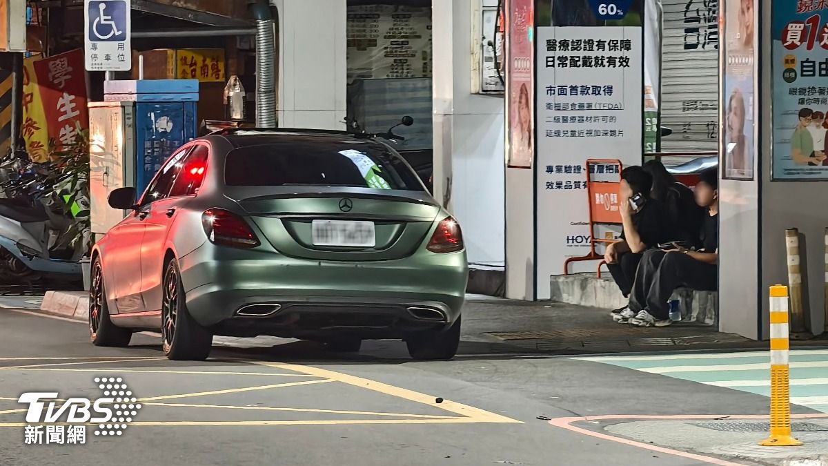 肇事的賓士車駕駛鄭男(講電話者)酒測值為0,經唾液快篩也無毒品反應。(圖/陳冠宇攝)
