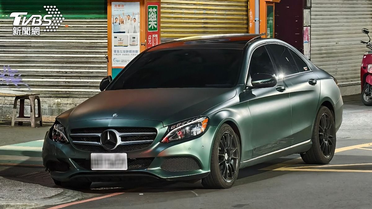 肇事的賓士車右側車身及車頭受損。(圖/陳冠宇攝)