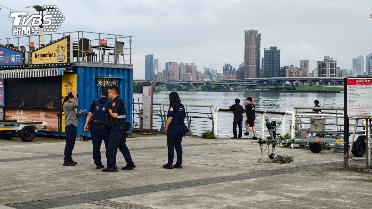 警方獲報後到場。（圖／TVBS）