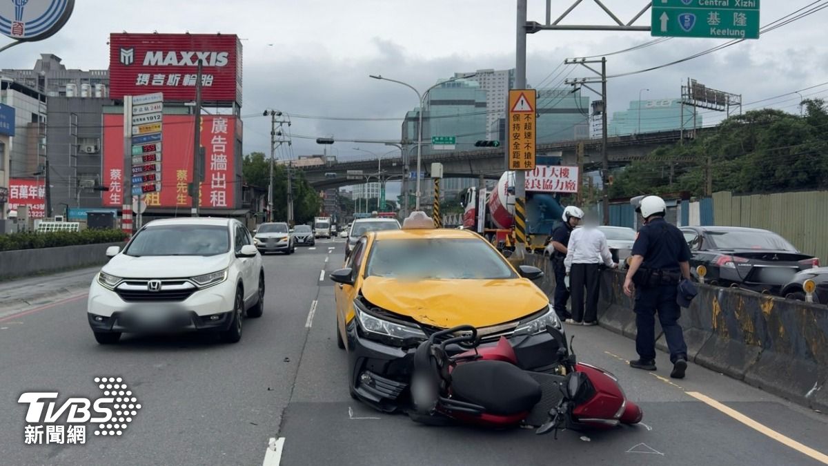 有片/汐止女騎士鬼切2車道!小黃猛撞推行數公尺 畫面曝