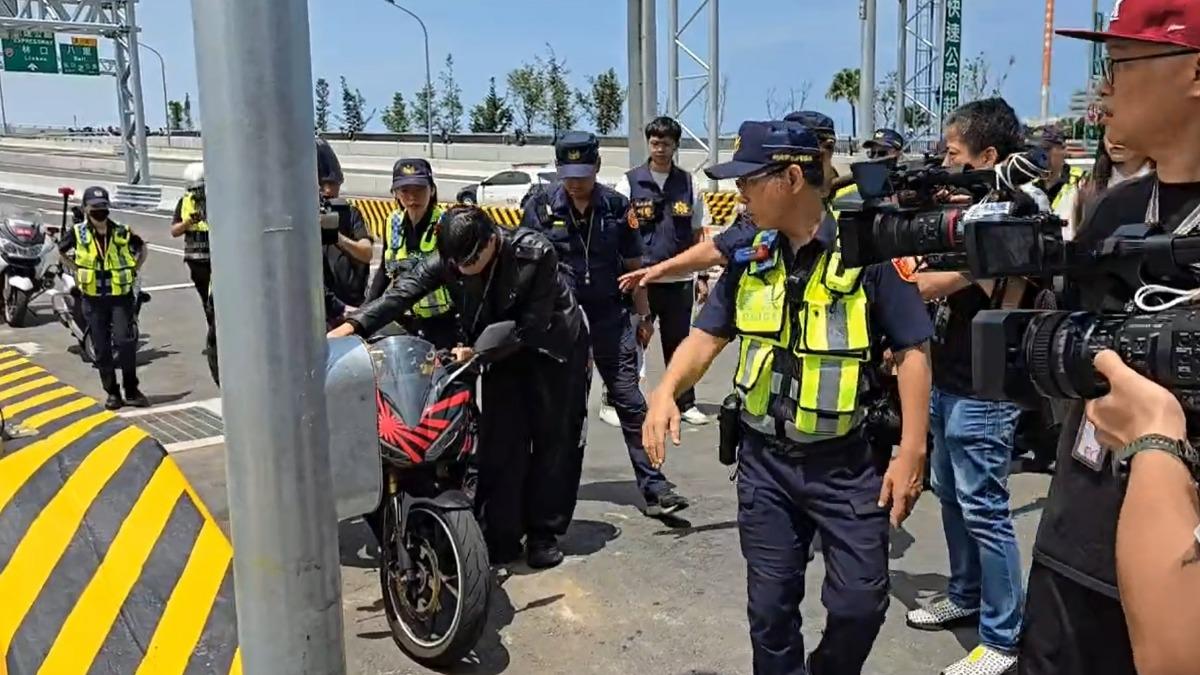 快訊/淡江大橋還沒通車!騎士抗議「機車道太窄」硬闖快車道被逮