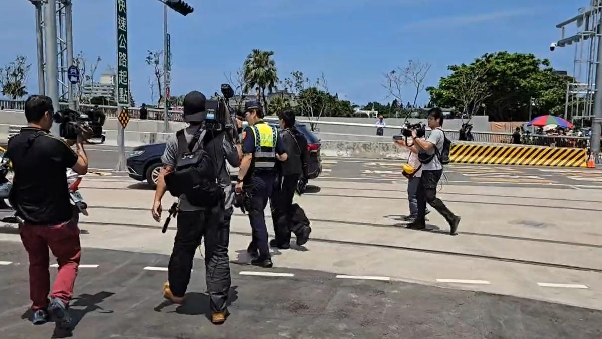 機車騎士騎車硬闖尚未開通的淡江大橋,當場被現場警力包圍攔截。(圖/民眾提供)