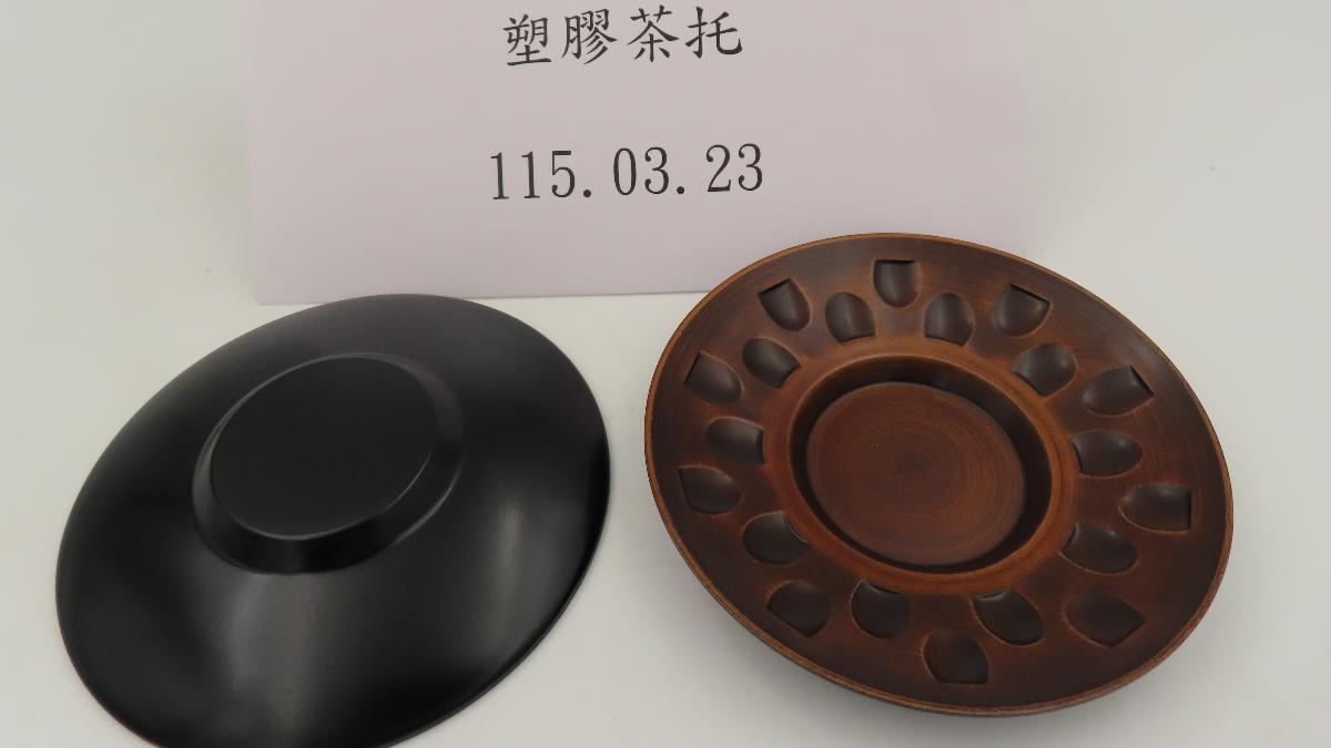 金澤美味壽司塑膠茶托溶出試劑不合格。（圖／食藥署提供）