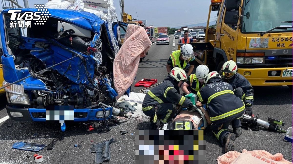 快訊/國1彰化段4車追撞!小貨車頭扭曲變形 駕駛雙腿截肢亡