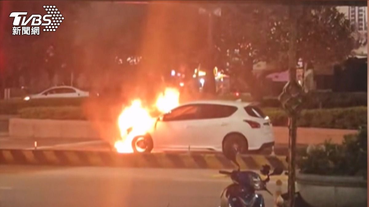 台中深夜火燒車駕駛逃離後秒爆炸 10年二手車「突冒煙」原因成謎。(圖/TVBS)