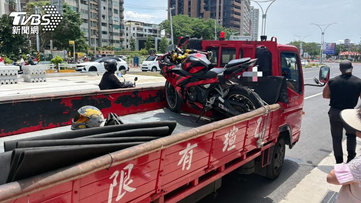 騎士的愛車當場被警方移置保管。(圖/TVBS)