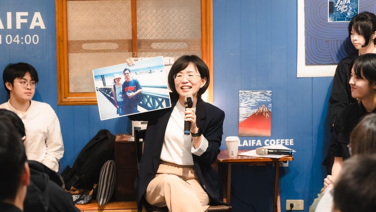 蘇巧慧昨受邀出席北大公行系學生舉辦的座談，公布她26年前與先生的青澀合照。（圖／蘇巧慧辦公室提供）