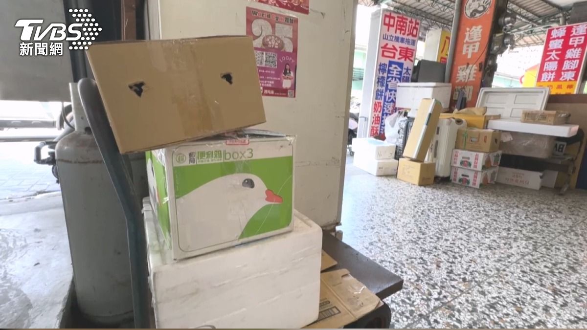 男寄鞋藏提款卡 警攔截揭「貸款騙局。(圖/TVBS)