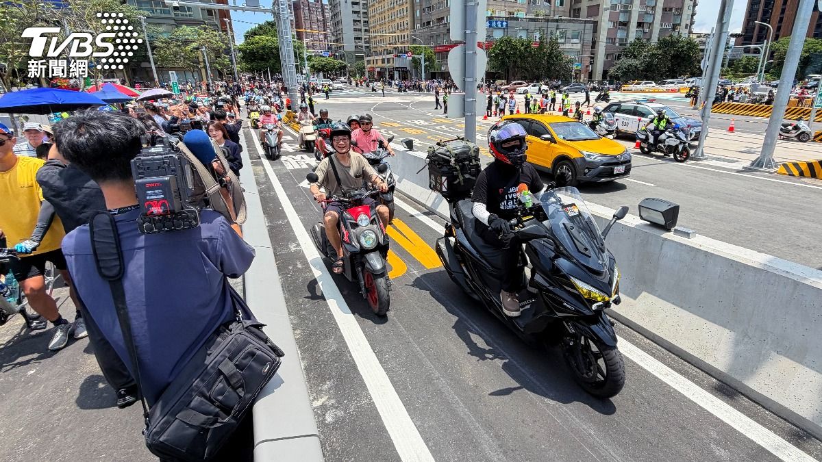 ⟪TVBS新聞網⟫直擊開通後車流。(圖/潘建樺攝)