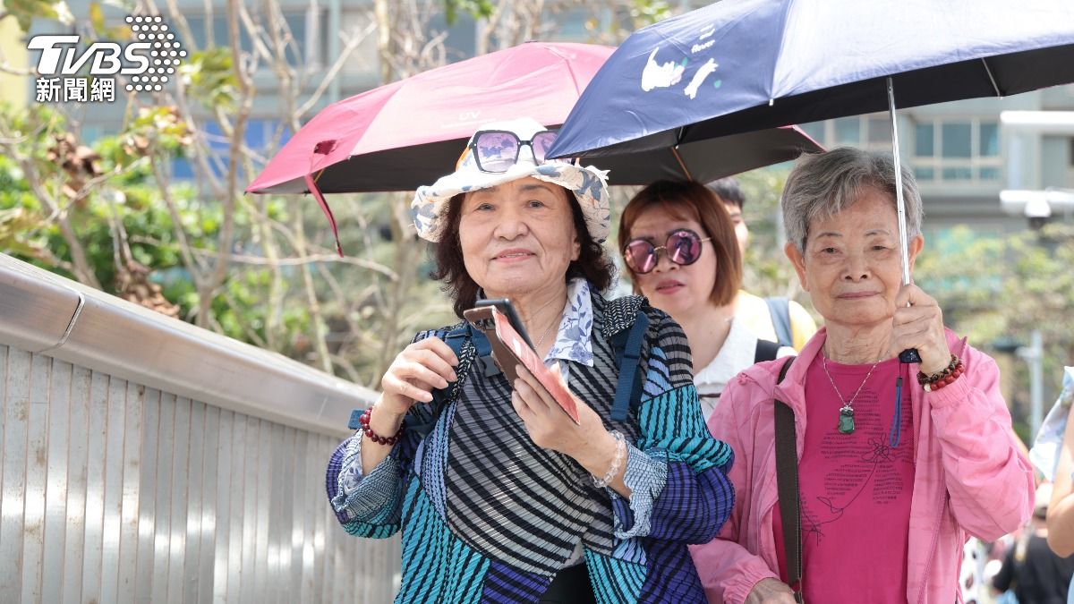 淡江大橋今天正式通行,民眾搶先上橋試行。(圖/潘建樺攝)