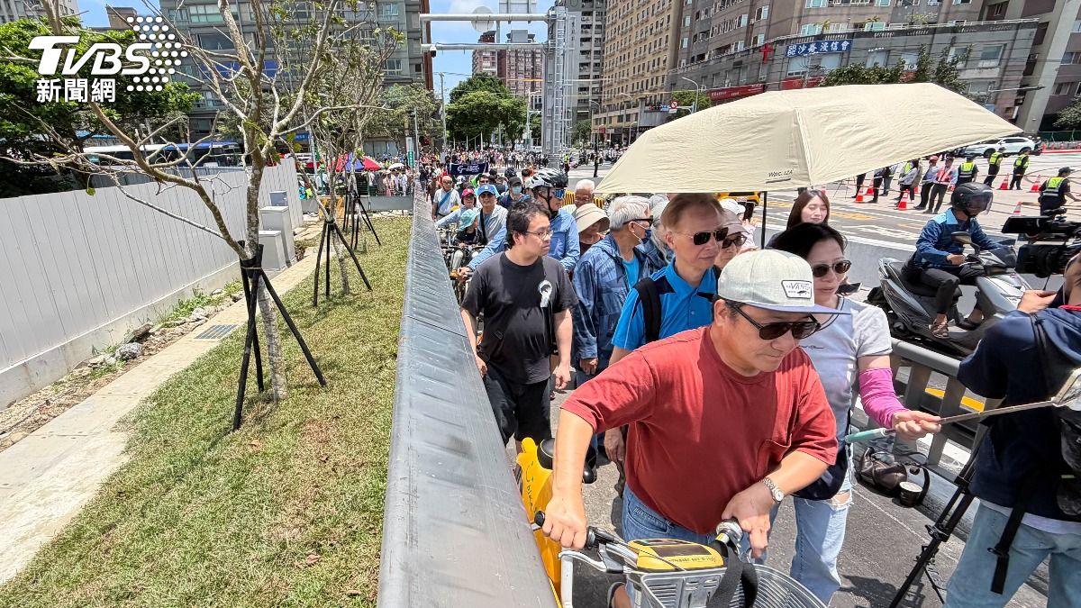 淡江大橋今天正式通行,民眾搶先上橋試行。(圖/潘建樺攝)