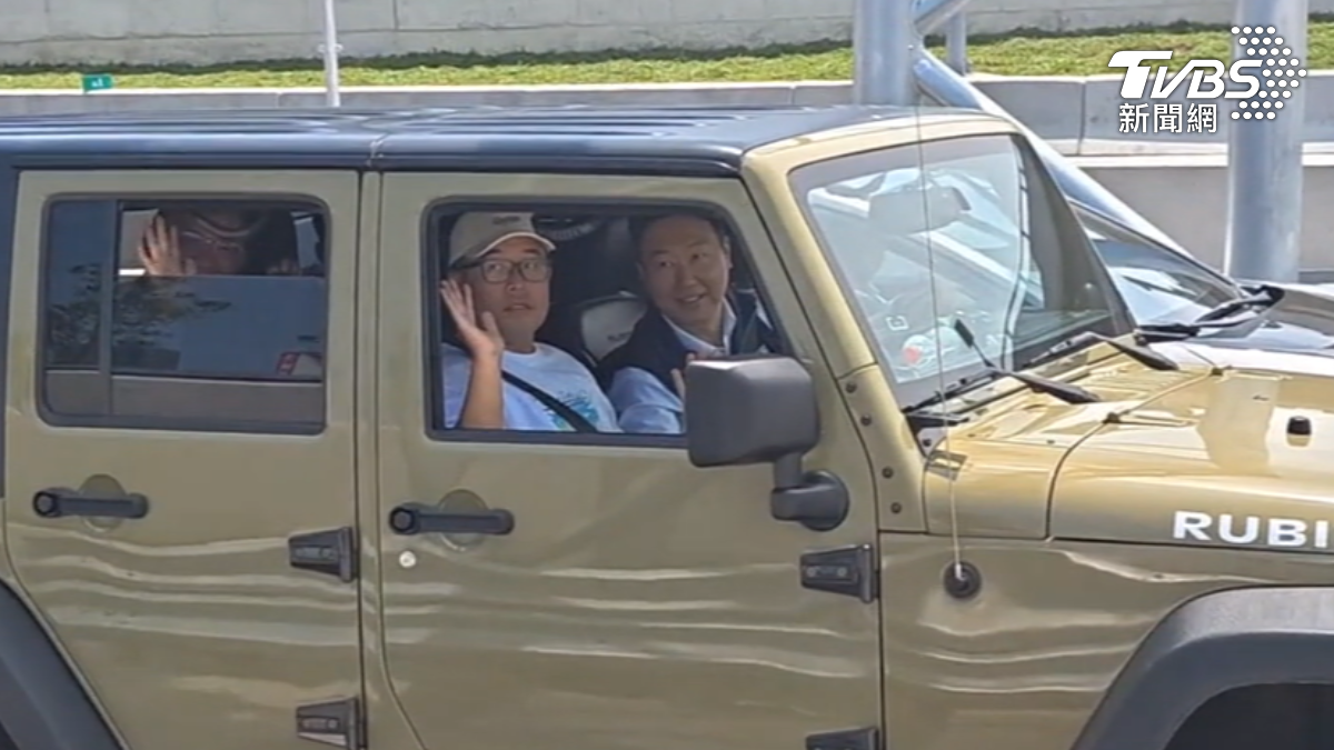 交通部長陳世凱親自開車,載著第一線工程人員進行首航。(圖/TVBS)