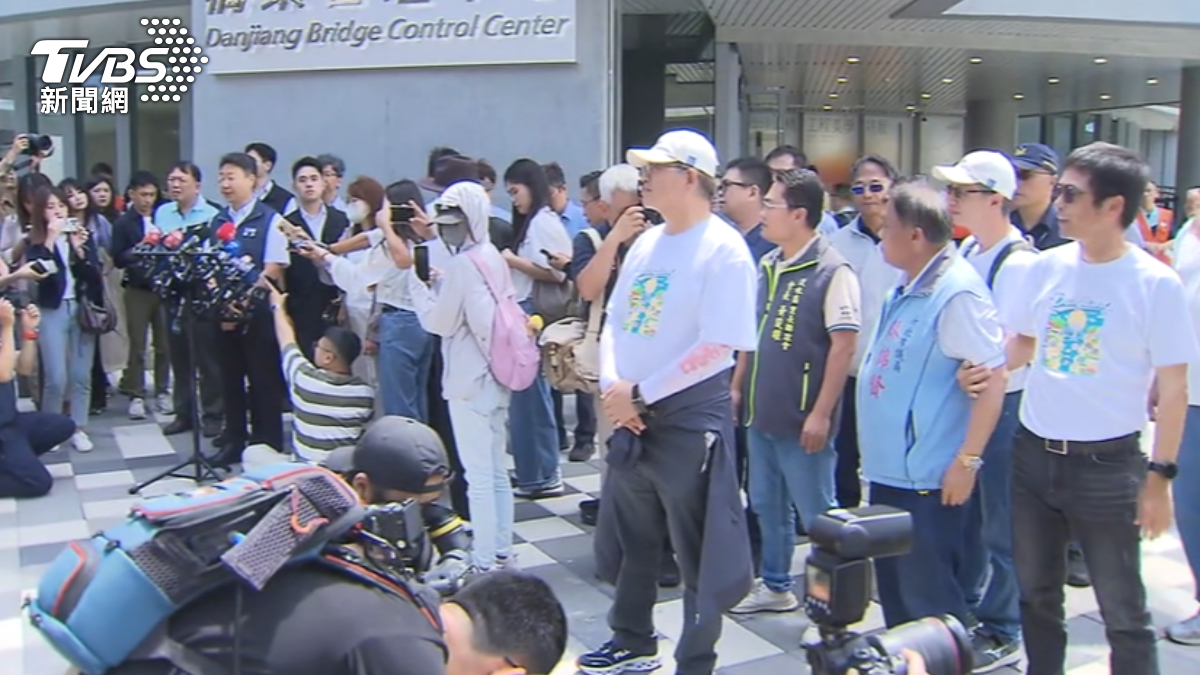 交通部長陳世凱出席淡江大橋通車祈福,遭未受邀的地方民代抗議。(圖/TVBS)