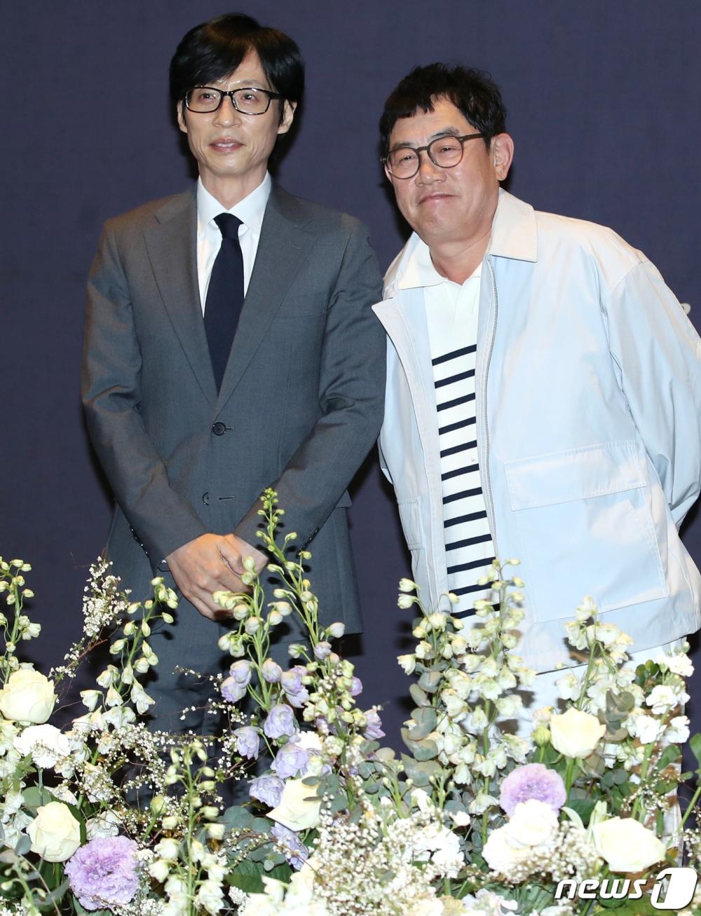 2023年李敬揆(右)跟劉在錫出席李昇基的婚禮。(圖/news1提供)