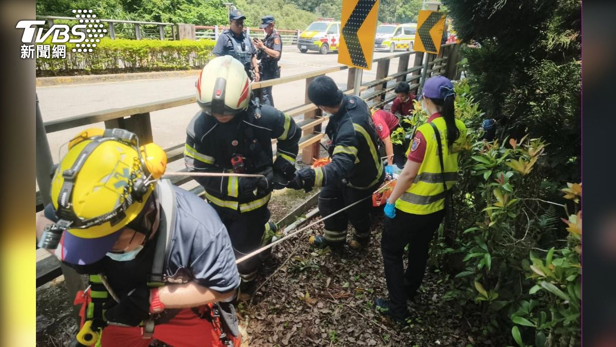 婦人從橋上墜落，被發現時已明顯死亡。（圖／TVBS）