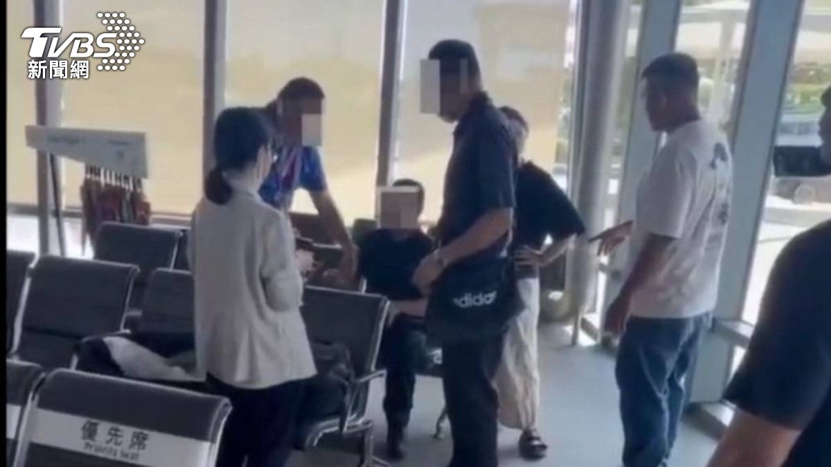 嫌犯在台南高鐵站被捕。(圖/TVBS)