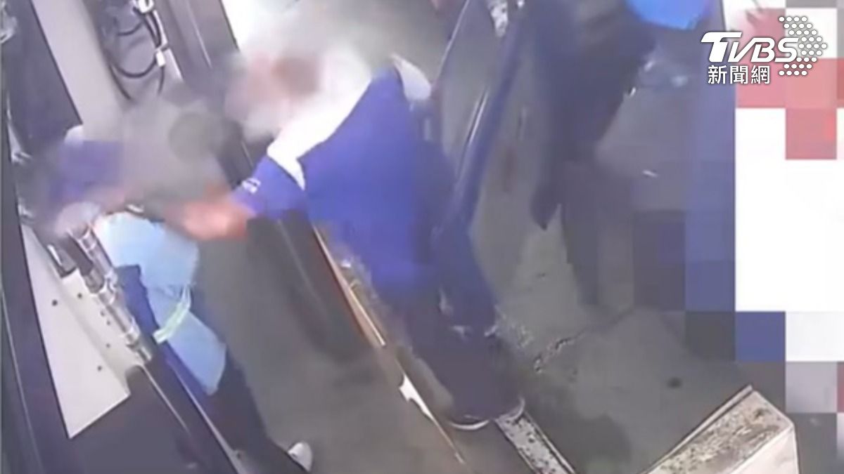 涉事公車司機趁隙騷擾加油站女員工。（圖／TVBS）