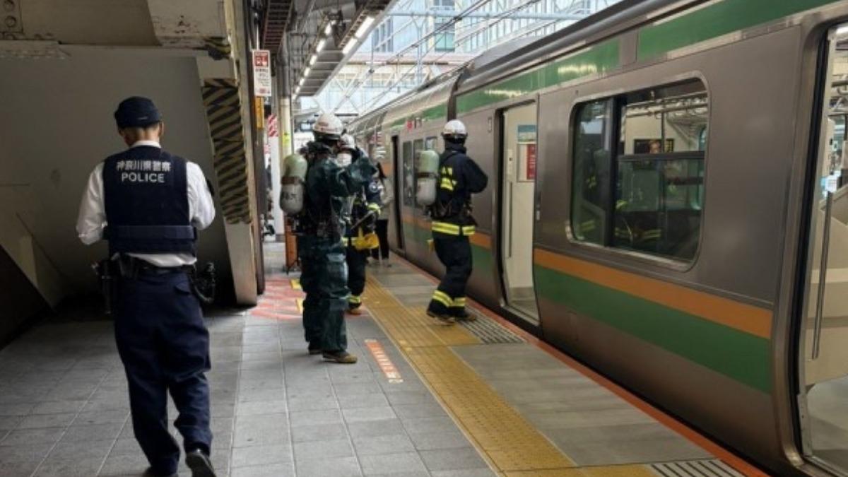 日本JR列車10日遭噴灑不明物體。(圖/翻攝自X@Gt8VUlzRG7buafO)