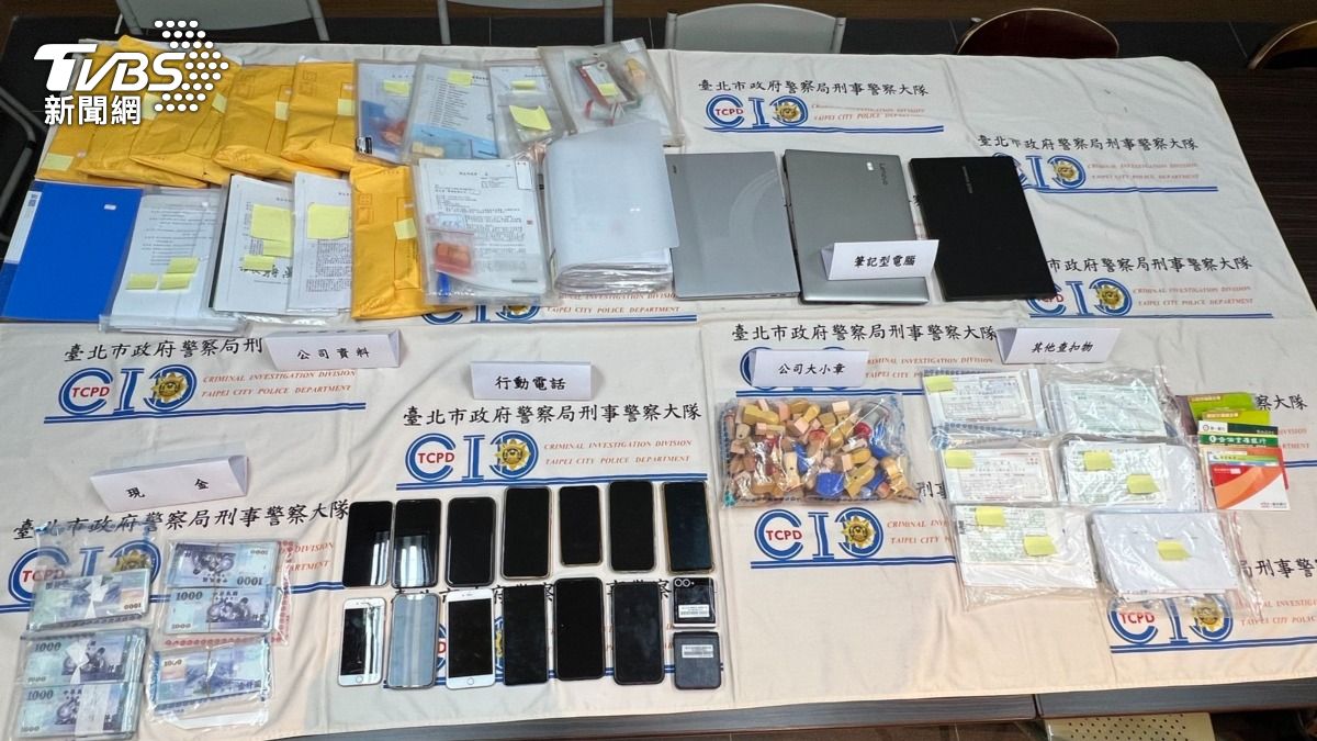 警方查扣相關證物。(圖/TVBS)