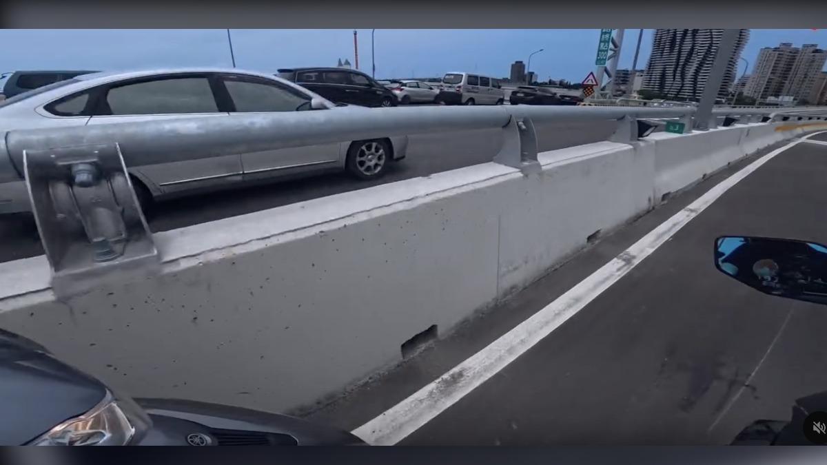 淡江大橋通車機車道第一視角!超車險釀首起車禍 驚險畫面曝