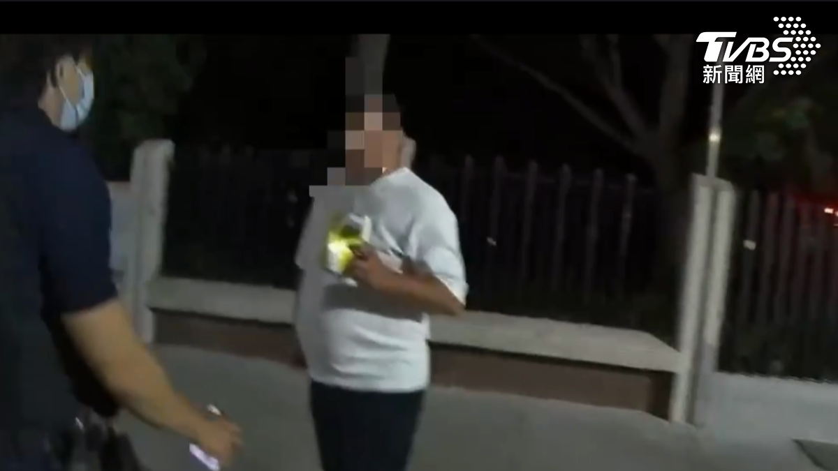 警方隨即展開追查,整整找了一整夜,直到隔天凌晨才跨區發現男子蹤跡,當時他正邊走邊喝啤酒。(圖/TVBS)