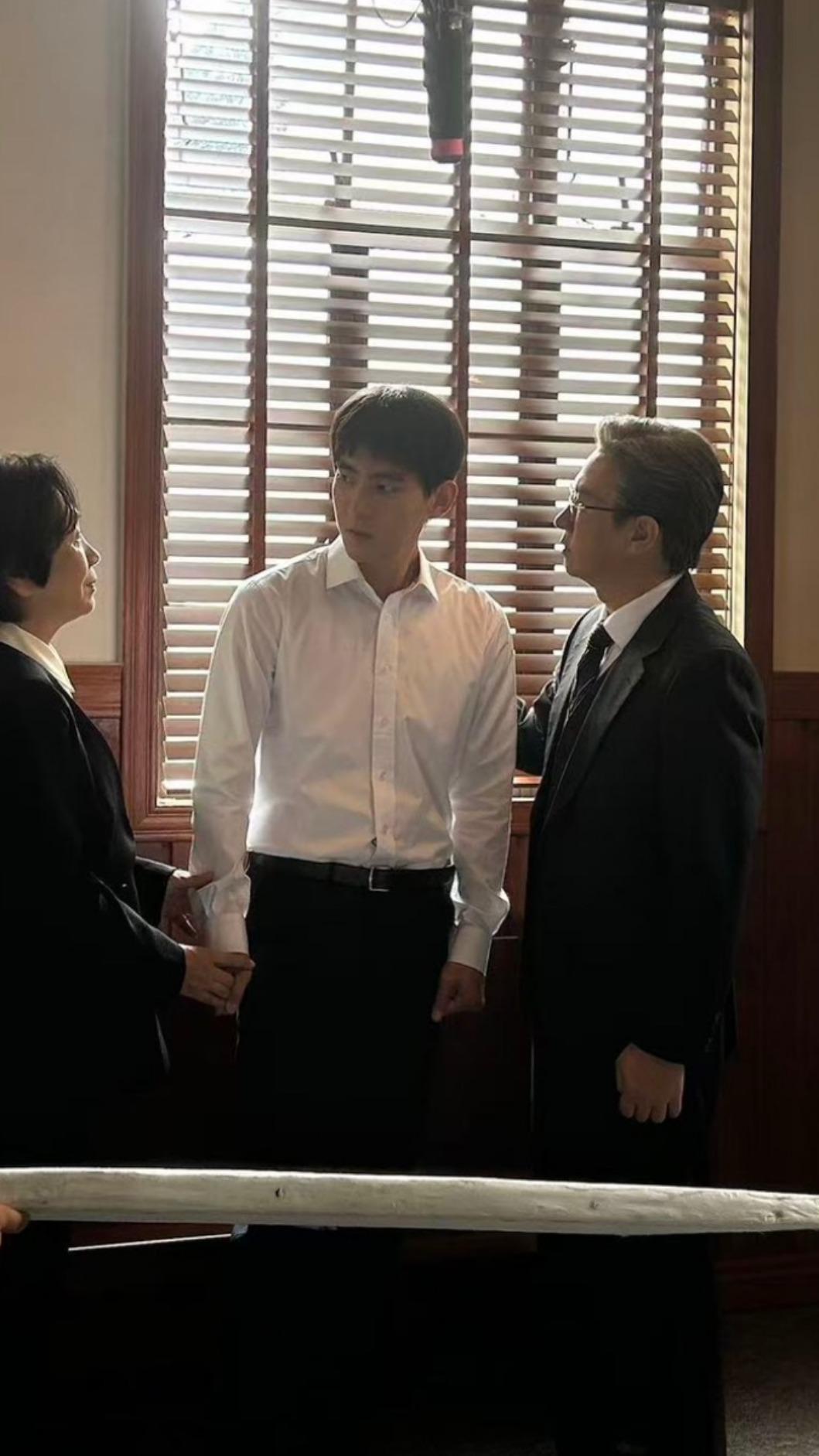 曾向鎮在《絕命法官》中飾演影帝張家輝的兒子。(圖/大思娛樂提供)